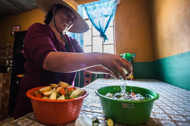 femme lavant des légumes et fruits