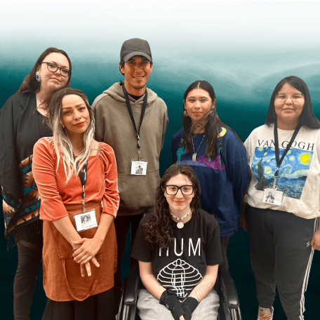 Dans le cadre d’une exposition d’art social organisée à Winnipeg, au Manitoba, des jeunes de diverses communautés ont créé des œuvres reflétant leurs liens personnels avec l’eau et les effets du changement climatique. Cette initiative a été conçue par les jeunes ambassadeurs·drices autochtones Victoria Redsun et Paige Miswagon, avec le soutien du WAG-Qaumajuq. Photo: WAG-Qaumajuq