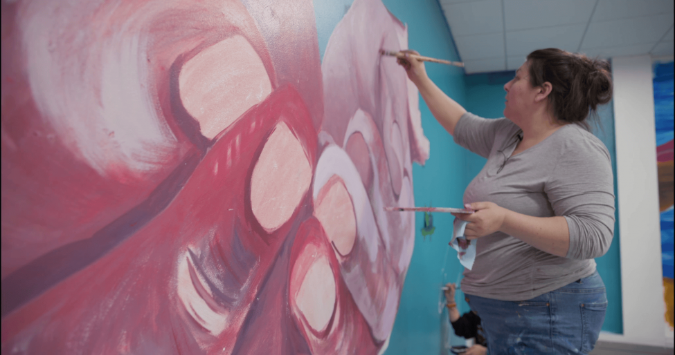 À Puvirnituq, au Québec, des jeunes de l’école Iguarsivik ont réalisé une murale sur les problèmes liés à l’eau en collaboration avec l’artiste inuit Niap. Cette initiative a été dirigée par les jeunes ambassadeurs autochtones Elaisa Ittukallak et Natalie Tukalak, avec le soutien de Kativik Ilisarniliriniq. Crédit photo: CIER/Kativik Ilisarniliriniq