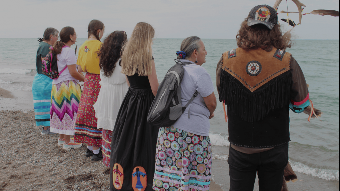 Sur les rives du lac Érié, des jeunes ont organisé une marche pour l'eau ainsi qu'une cérémonie de chants sur l’eau pour lutter contre la dégradation de la qualité de l’eau et renouer avec les pratiques culturelles traditionnelles. Les jeunes ambassadeurs autochtones Anellah Orosz et JD Steuer ont piloté cette initiative avec le soutien de la Première Nation de Caldwell. Crédit photo: CIER/Première Nation de Caldwell