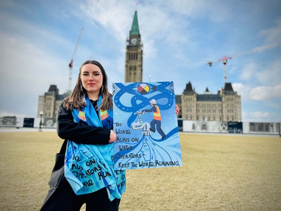 Sur la Colline du Parlement, la Journée nationale des opérateurs de l’eau autochtones a été soulignée par une murale réalisée par de jeunes autochtones et mettant en valeur la contribution des opérateurs de l’eau. La jeune ambassadrice autochtone Mia Cook, de Calgary (Alberta), a joué un rôle essentiel dans cet hommage aux leaders de l’eau, soutenu par le Water Movement. Crédit photo: CIER/Water Movement