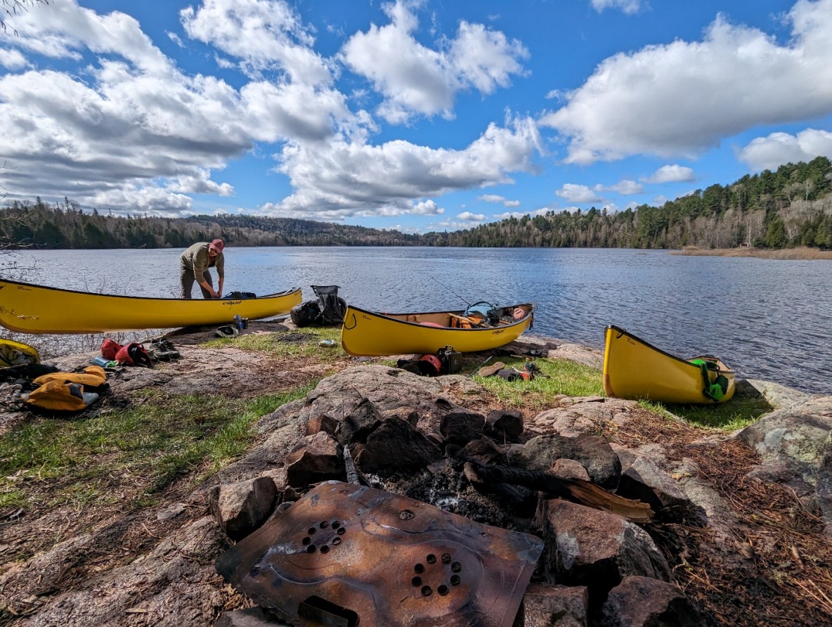 Des jeunes et des membres de la communauté de la Première Nation de Serpent River, en Ontario, ont exploré leur relation à l’eau à l’aide de la méthode artistique PhotoVoice. Ainsi, afin de lutter contre la pollution et la perte culturelle dues à la contamination par l’uranium, ils ont créé une carte et un livret à partir d’analyses d’eau effectuées à la rivière Serpent. L’objectif de cette initiative, menée par Quinn Meawasige et Norah Jacobs et soutenue par Waterways Collective, consiste à sensibiliser la population et à la pousser à l’action. Crédit photo: CIER/The Waterways Collective