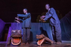 pièce de théâtre avec marionettes au Burkina Faso