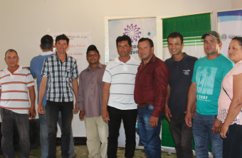 Membres du conseil d'administration de la Water Service Providers Association of Yhu. À droite, Obdulia Almada et Pablo Báez (troisième de droite à gauche).