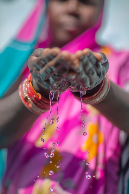 Femme tenant de l'eau en Inde
