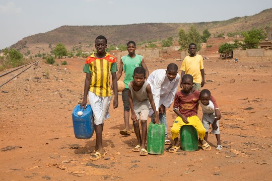 garçons du Mali transportant de l'eau