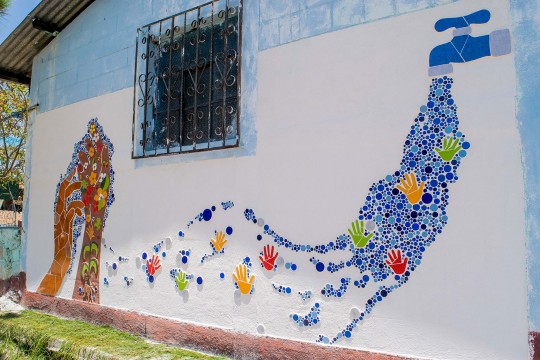 Mosaïque sur le thème de l'eau sur une installation à Quiché, au Guatemala