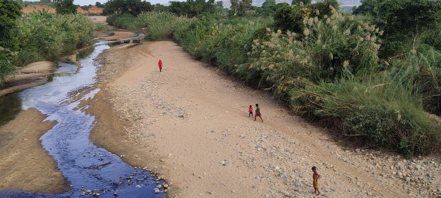 En raison de la déforestation, le changement climatique se fait sentir plus que jamais à Madagascar. Les fleuves qui se jetaient auparavant dans l’océan en continu sont aujourd’hui à sec pendant la moitié de l’année.