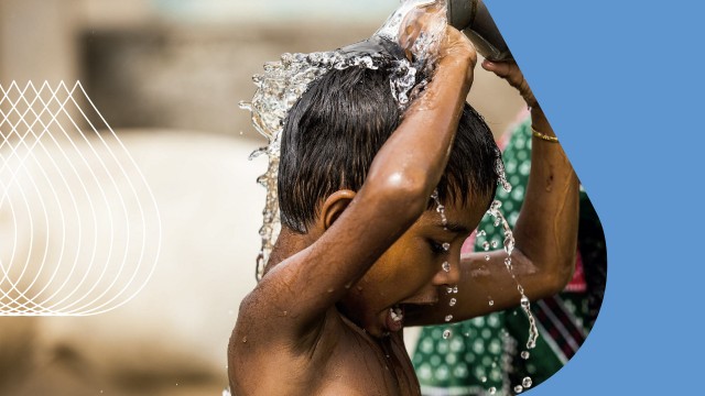 enfant met de l'eau sur sa tête