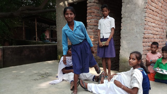 Khushbu playing with her classmates.