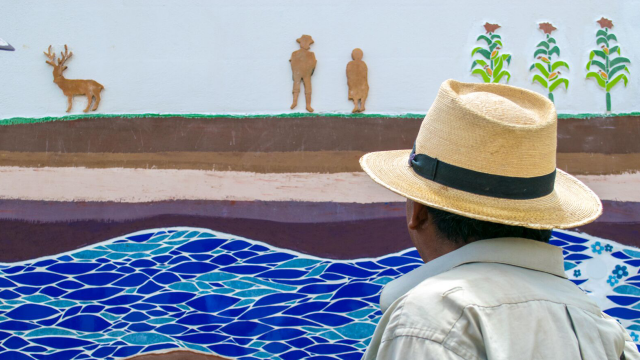 homme devant une mosaïque