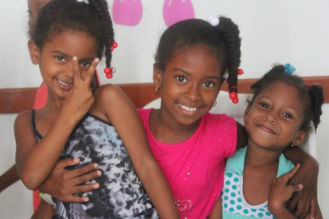 petites filles souriantes qui posent pour la caméra