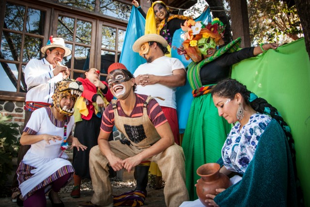 gens de la scène en costumes au Guatemala
