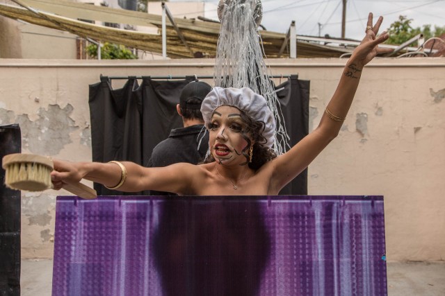 femme dans la douche dans une pièce de théâtre