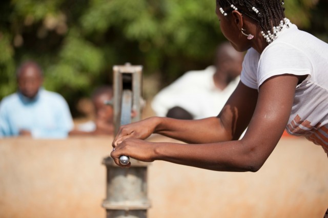 femme qui pompe de l'eau