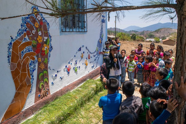 Dans le cadre des interventions SABC du projet Quiché, les enfants comme les adultes participent à la création et à la production de murales qui suscitent des réflexions axées sur l’eau, l’assainissement et l’hygiène.
