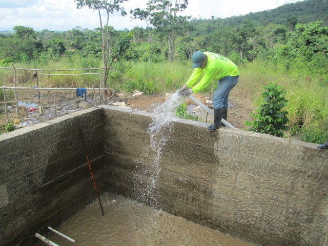 Construction of the water catchment system in Tasba Pri community. (Photo: WaterAid - Eduardo Rodríguez)