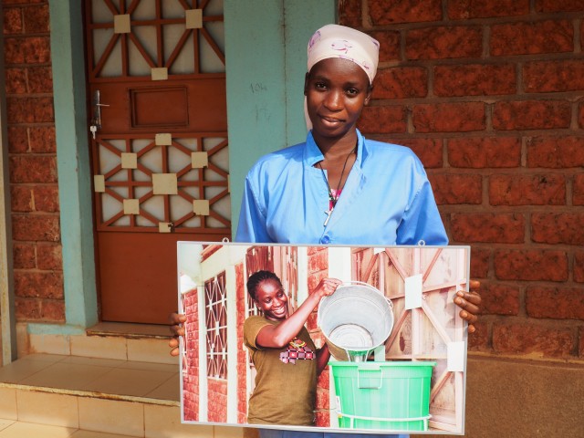 Femme tenant un portrait au Burkina Faso