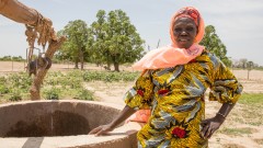 Femme à côté d'un puits au Mali