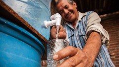 homme qui verse de l'eau dans un verre