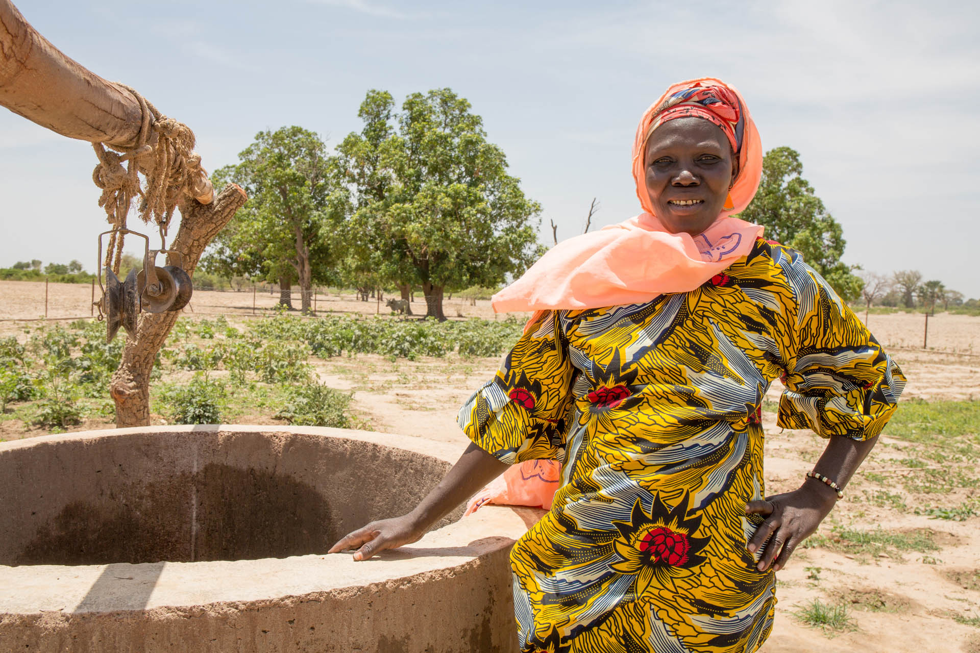 Femme à côté d'un puits au Mali